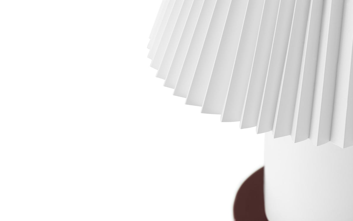 Tischleuchte Cellu EU von Normann Copenhagen in Hellgrün mit plissiertem PVC-Lampenschirm, Aluminiumstiel und Stahlsockel aus rostfreiem Stahl.