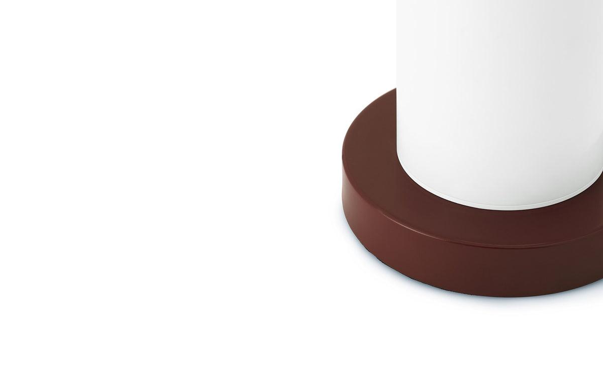 Tischleuchte Cellu EU von Normann Copenhagen in Hellgrün mit plissiertem PVC-Lampenschirm, Aluminiumstiel und Stahlsockel aus rostfreiem Stahl.