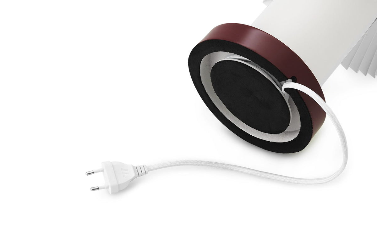 Tischleuchte Cellu EU von Normann Copenhagen in Hellgrün mit plissiertem PVC-Lampenschirm, Aluminiumstiel und Stahlsockel aus rostfreiem Stahl.