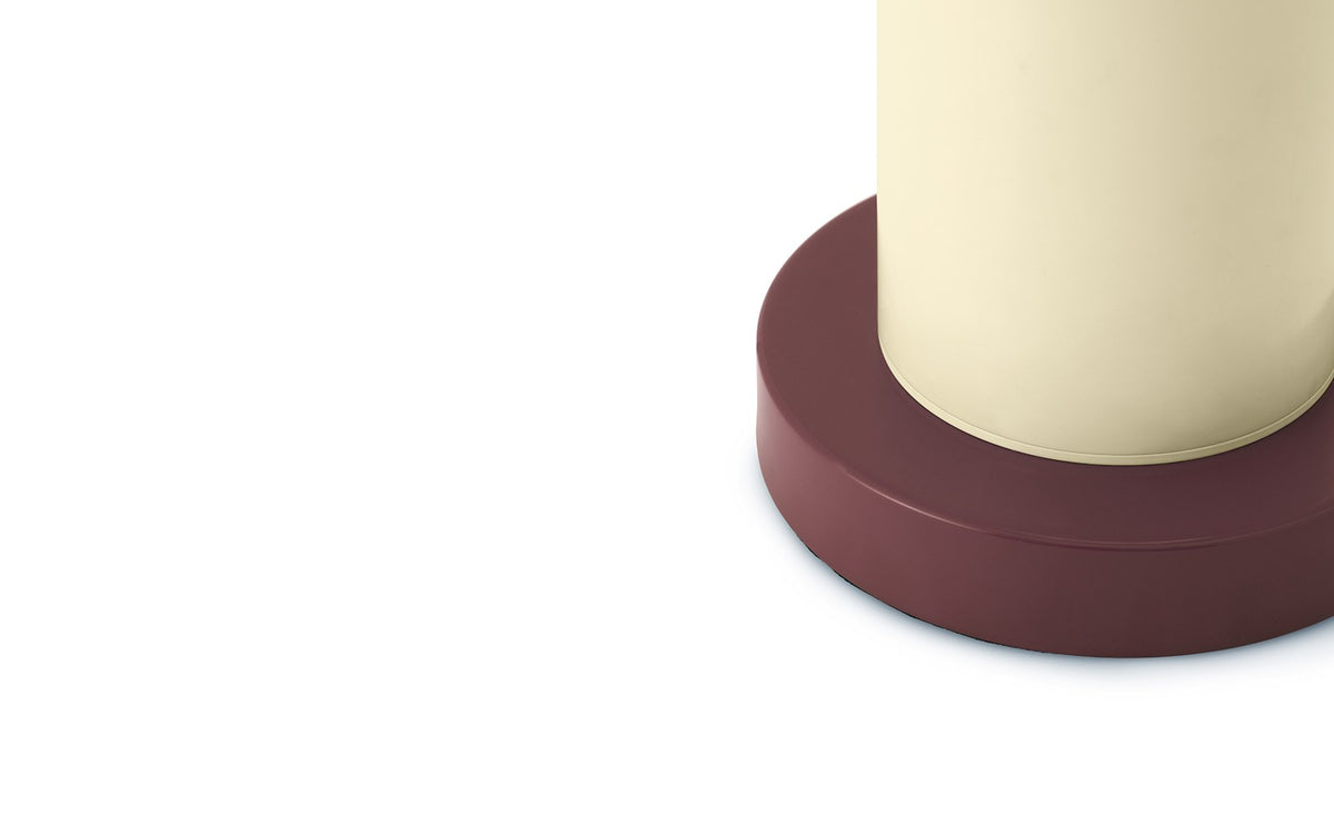 Tischleuchte Cellu EU von Normann Copenhagen in Hellgrün mit plissiertem PVC-Lampenschirm, Aluminiumstiel und Stahlsockel aus rostfreiem Stahl.