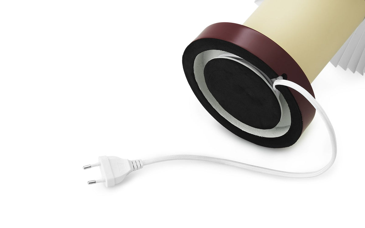 Tischleuchte Cellu EU von Normann Copenhagen in Hellgrün mit plissiertem PVC-Lampenschirm, Aluminiumstiel und Stahlsockel aus rostfreiem Stahl.