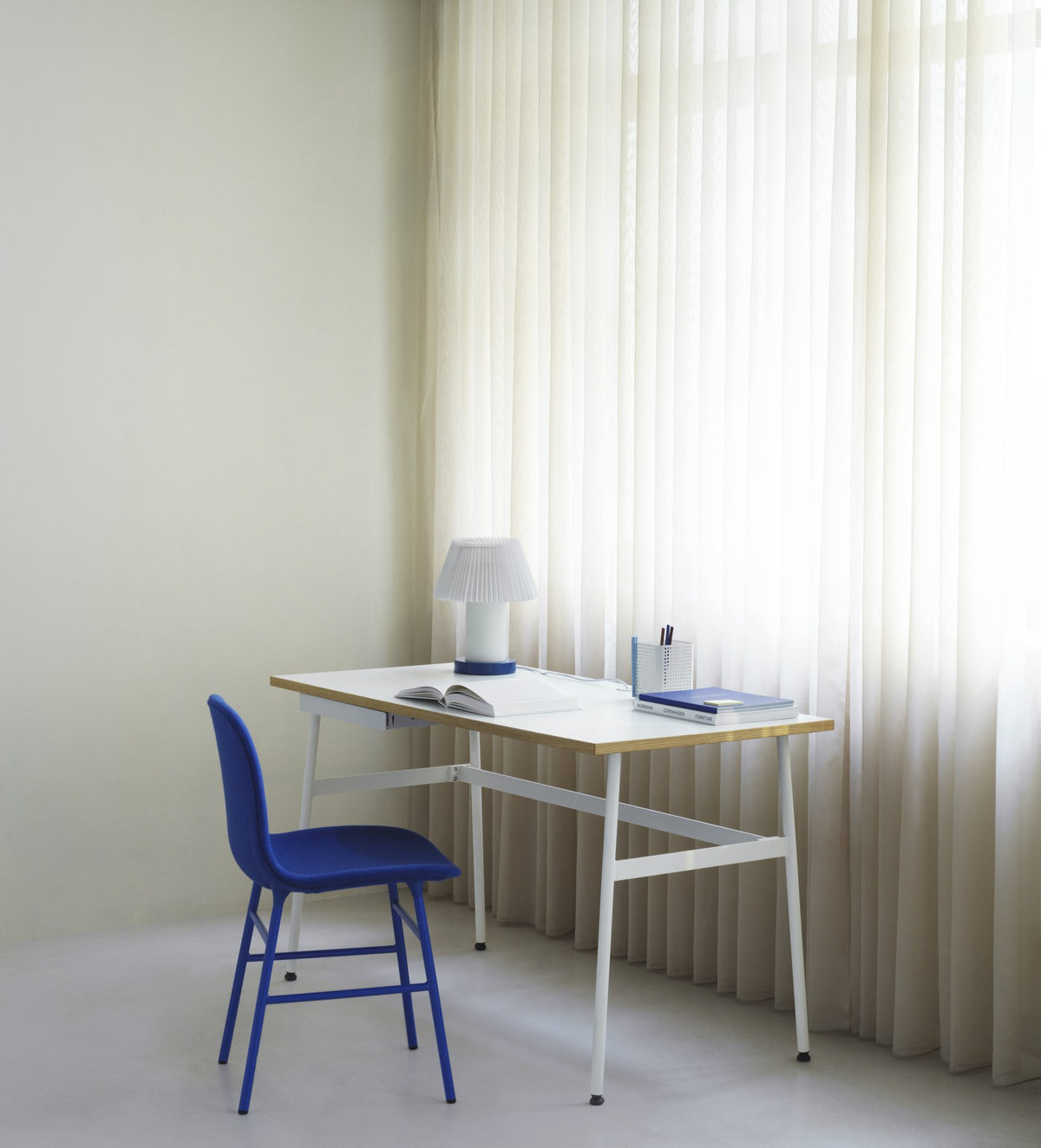 Tischleuchte Cellu EU von Normann Copenhagen in Hellgrün mit plissiertem PVC-Lampenschirm, Aluminiumstiel und Stahlsockel aus rostfreiem Stahl.