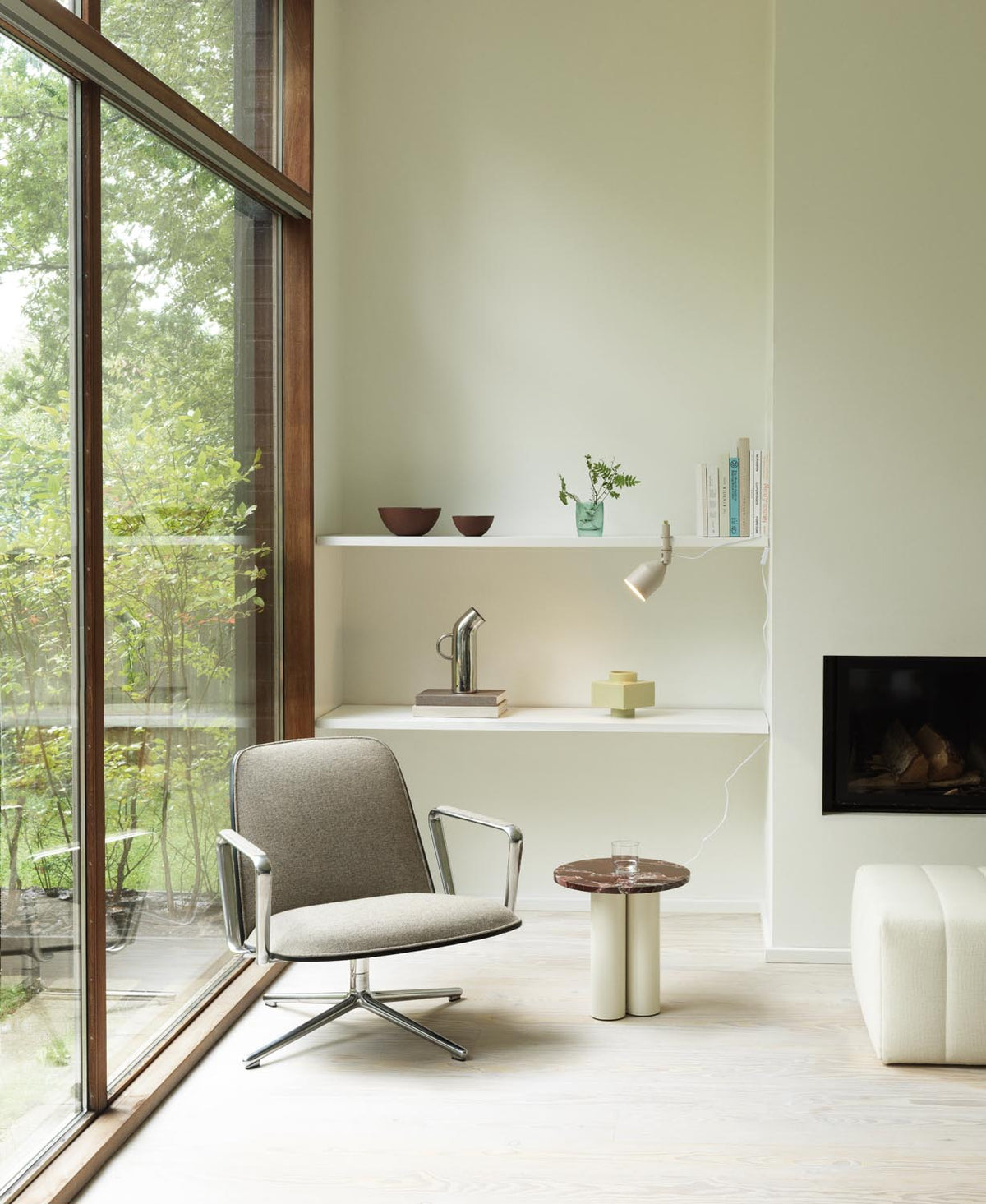Beistelltisch Dit von Normann Copenhagen mit runder Tischplatte aus Stein in Sand Travertine Light, getragen von drei zylindrischen Stahlbeinen.