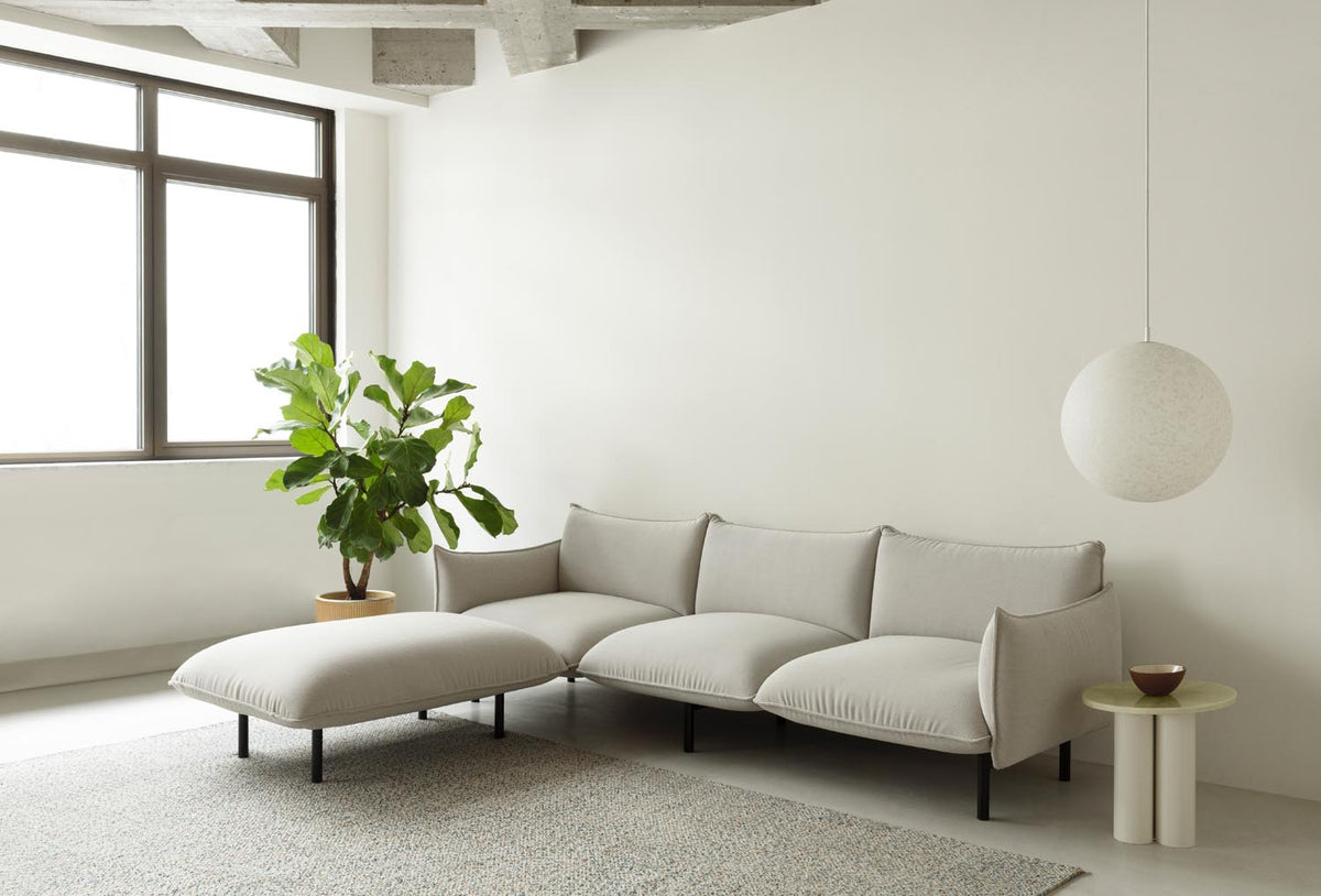 Beistelltisch Dit von Normann Copenhagen mit runder Tischplatte aus Stein in Sand Travertine Light, getragen von drei zylindrischen Stahlbeinen.
