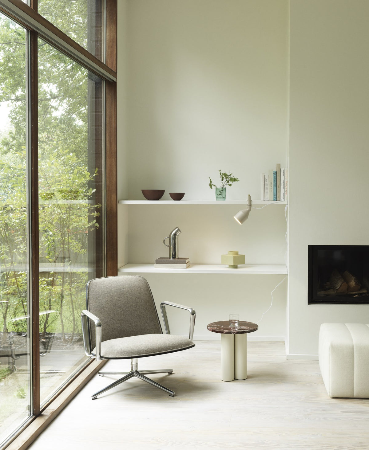 Beistelltisch Dit von Normann Copenhagen mit runder Tischplatte aus Stein in Sand Travertine Light, getragen von drei zylindrischen Stahlbeinen.