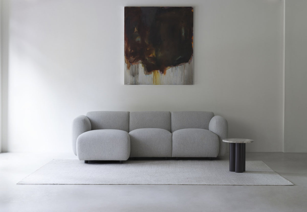 Beistelltisch Dit von Normann Copenhagen mit runder Tischplatte aus Stein in Sand Travertine Light, getragen von drei zylindrischen Stahlbeinen.