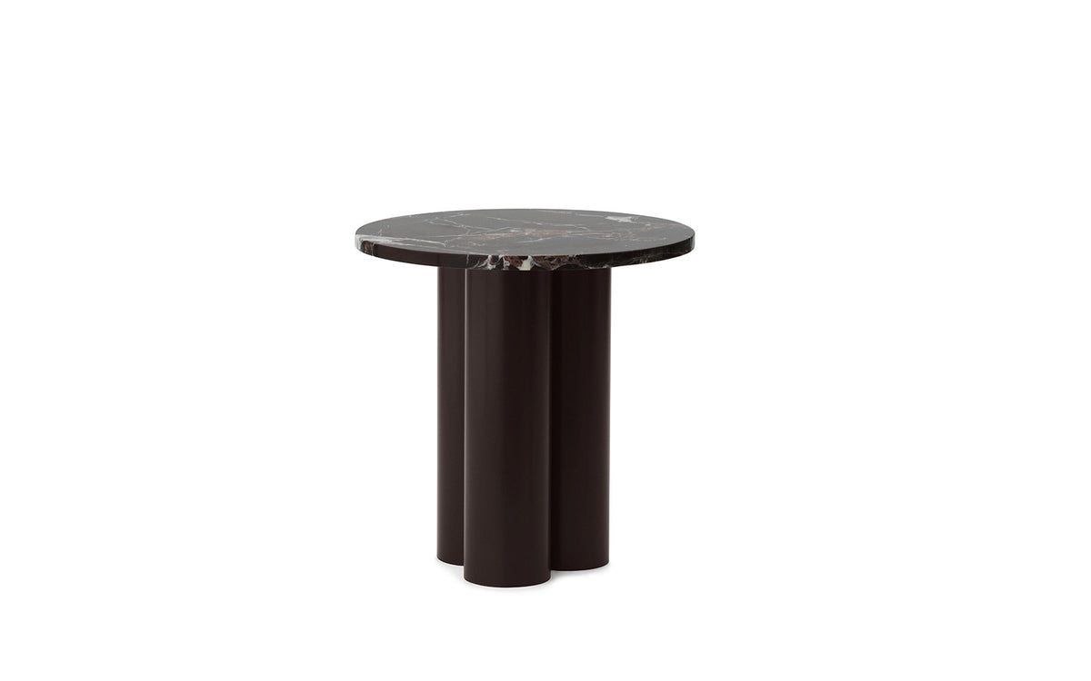 Beistelltisch Dit von Normann Copenhagen mit runder Tischplatte aus Stein in Sand Travertine Light, getragen von drei zylindrischen Stahlbeinen.