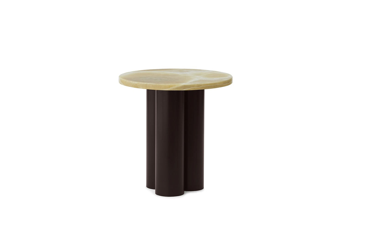 Beistelltisch Dit von Normann Copenhagen mit runder Tischplatte aus Stein in Sand Travertine Light, getragen von drei zylindrischen Stahlbeinen.