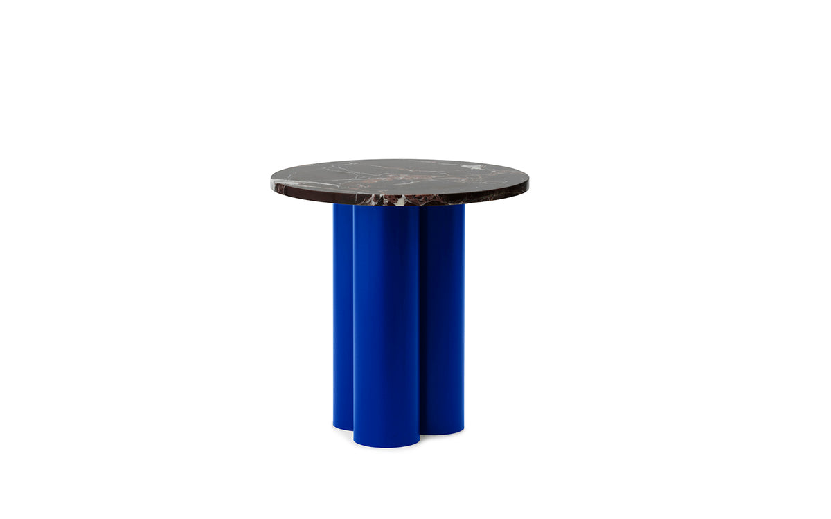 Beistelltisch Dit von Normann Copenhagen mit runder Tischplatte aus Stein in Sand Travertine Light, getragen von drei zylindrischen Stahlbeinen.