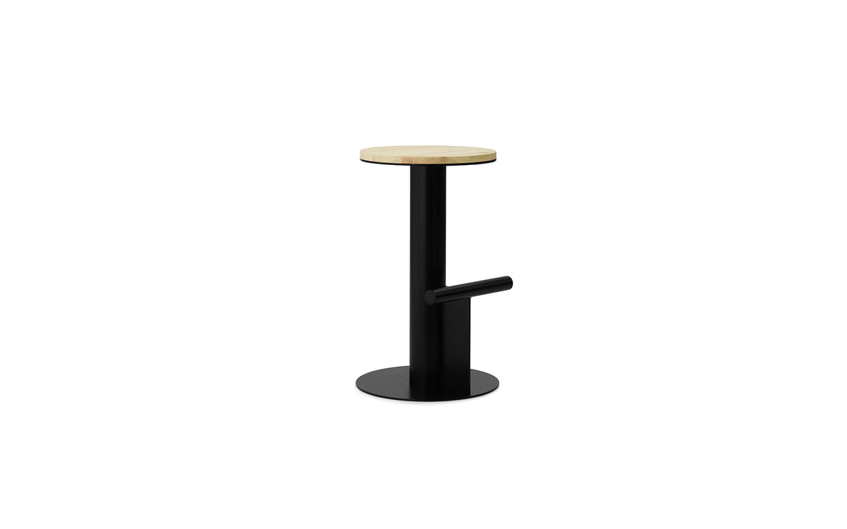 Pole Barhocker in Kiefer/Schwarz präsentiert im Onlineshop von KAQTU Design AG. Barhocker ist von Normann Copenhagen
