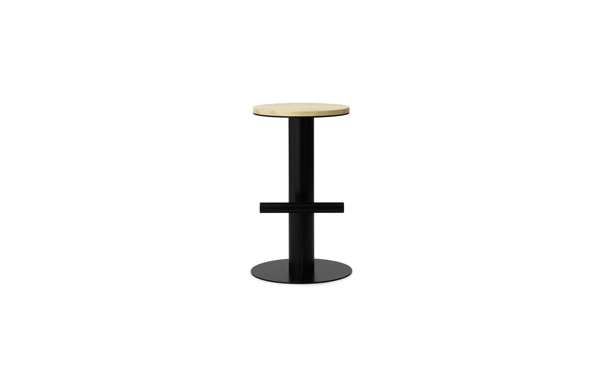 Pole Barhocker in Kiefer/Schwarz präsentiert im Onlineshop von KAQTU Design AG. Barhocker ist von Normann Copenhagen