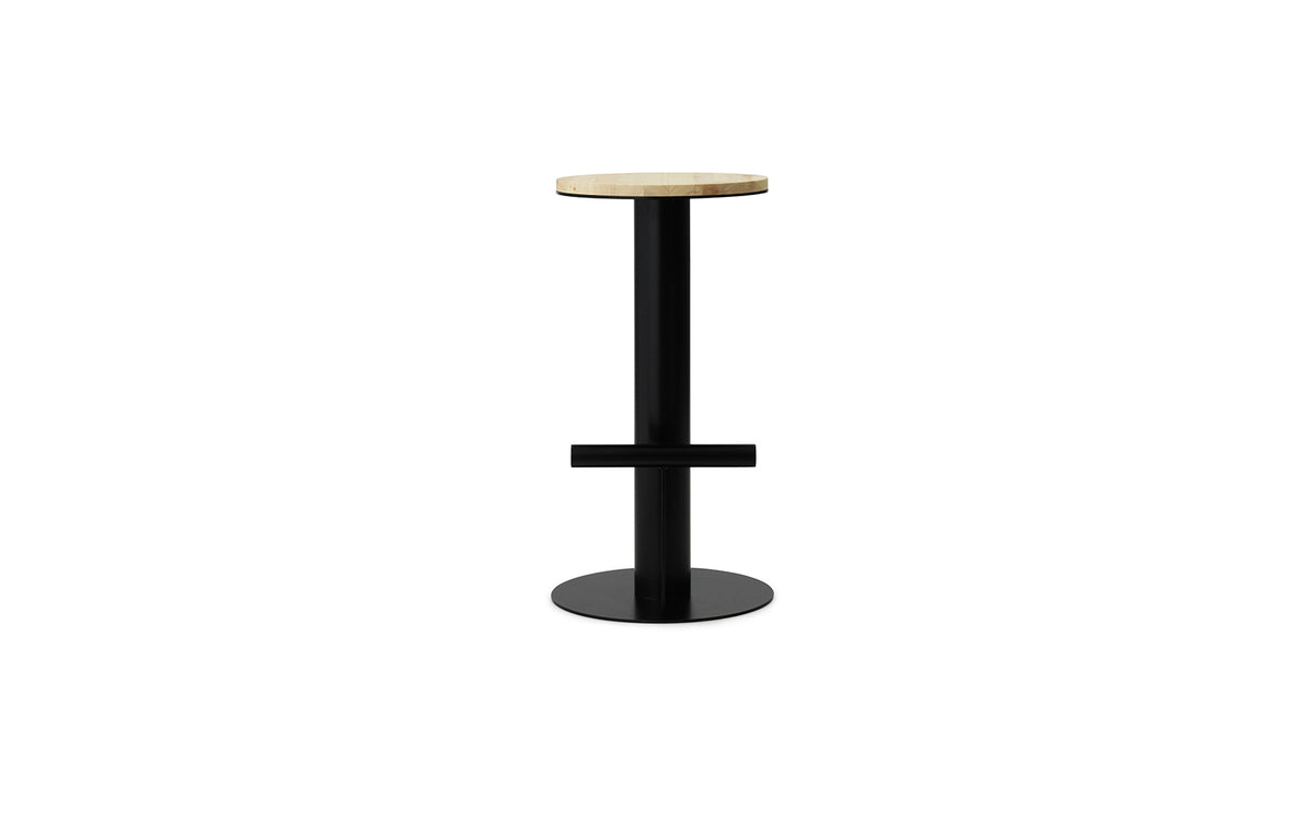 Pole Barhocker in Kiefer/Schwarz präsentiert im Onlineshop von KAQTU Design AG. Barhocker ist von Normann Copenhagen