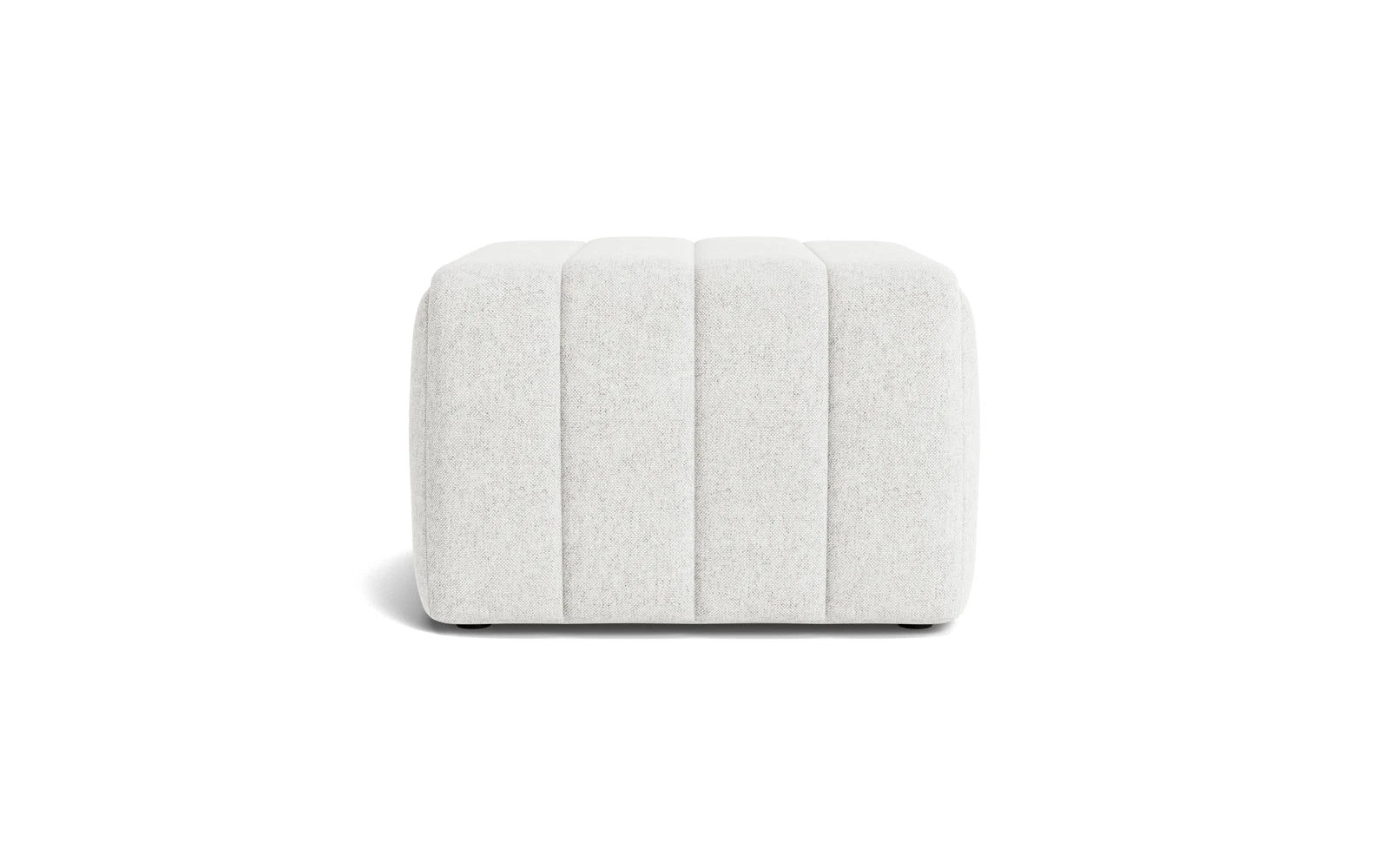 Der Scene Pouf von Normann Copenhagen: Rechteckig, gesteppt, komfortabel. Vielseitig anpassbar für jedes Interieur.