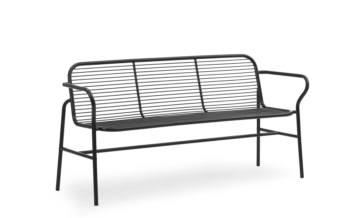 Foto einer schwarzen Vig Esszimmerbank von Normann Copenhagen aus doppelt pulverbeschichtetem Stahl mit schlichtem Gestell für den Aussenbereich.