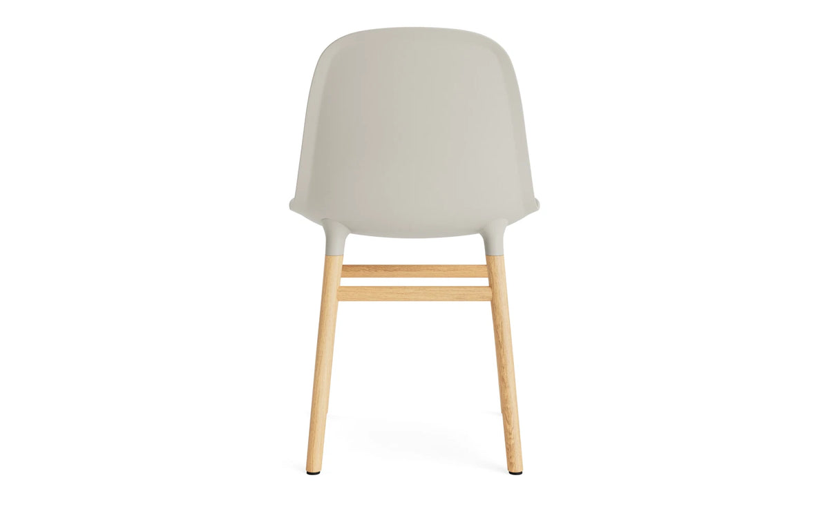 Form Stuhl Hellgrau/Eiche in Hellgrau mit Eiche präsentiert im Onlineshop von KAQTU Design AG. Stuhl ist von Normann Copenhagen
