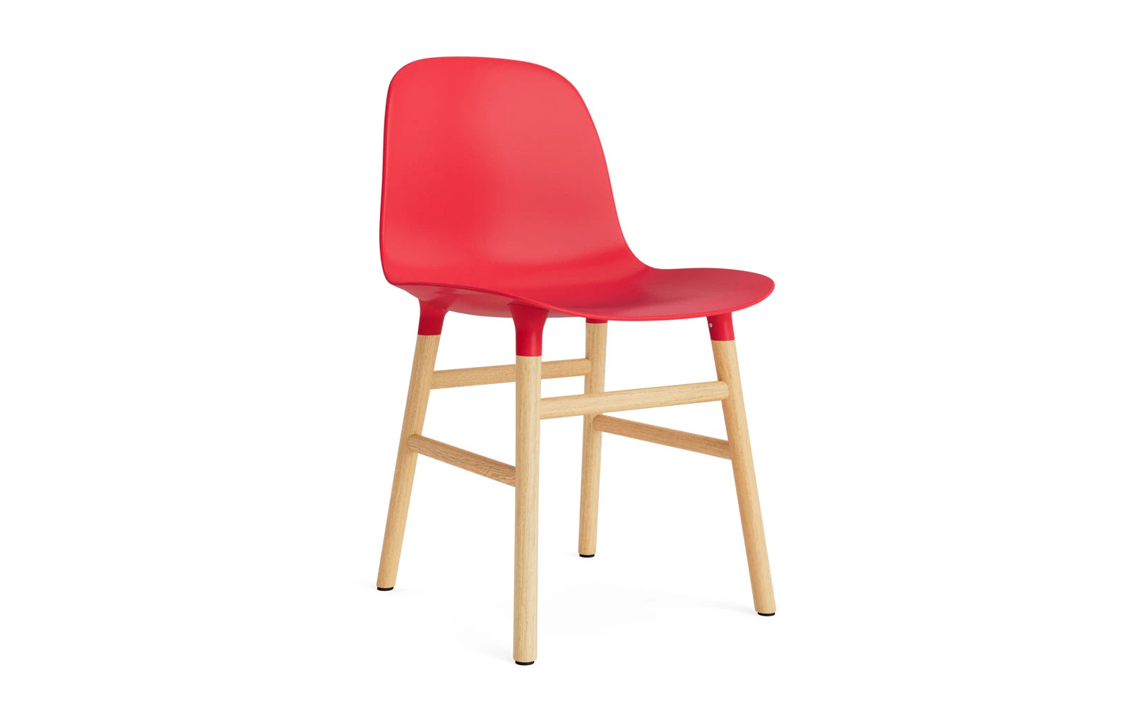 Form Stuhl Leuchtendes Rot/Eiche in  präsentiert im Onlineshop von KAQTU Design AG. Stuhl ist von Normann Copenhagen