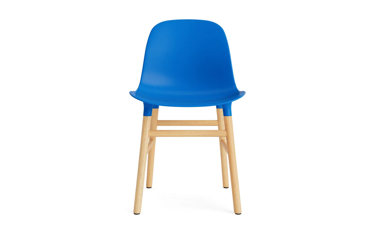 Form Stuhl Leuchtendes Blau/Eiche in Leuchtendes Blau mit Eiche präsentiert im Onlineshop von KAQTU Design AG. Stuhl ist von Normann Copenhagen