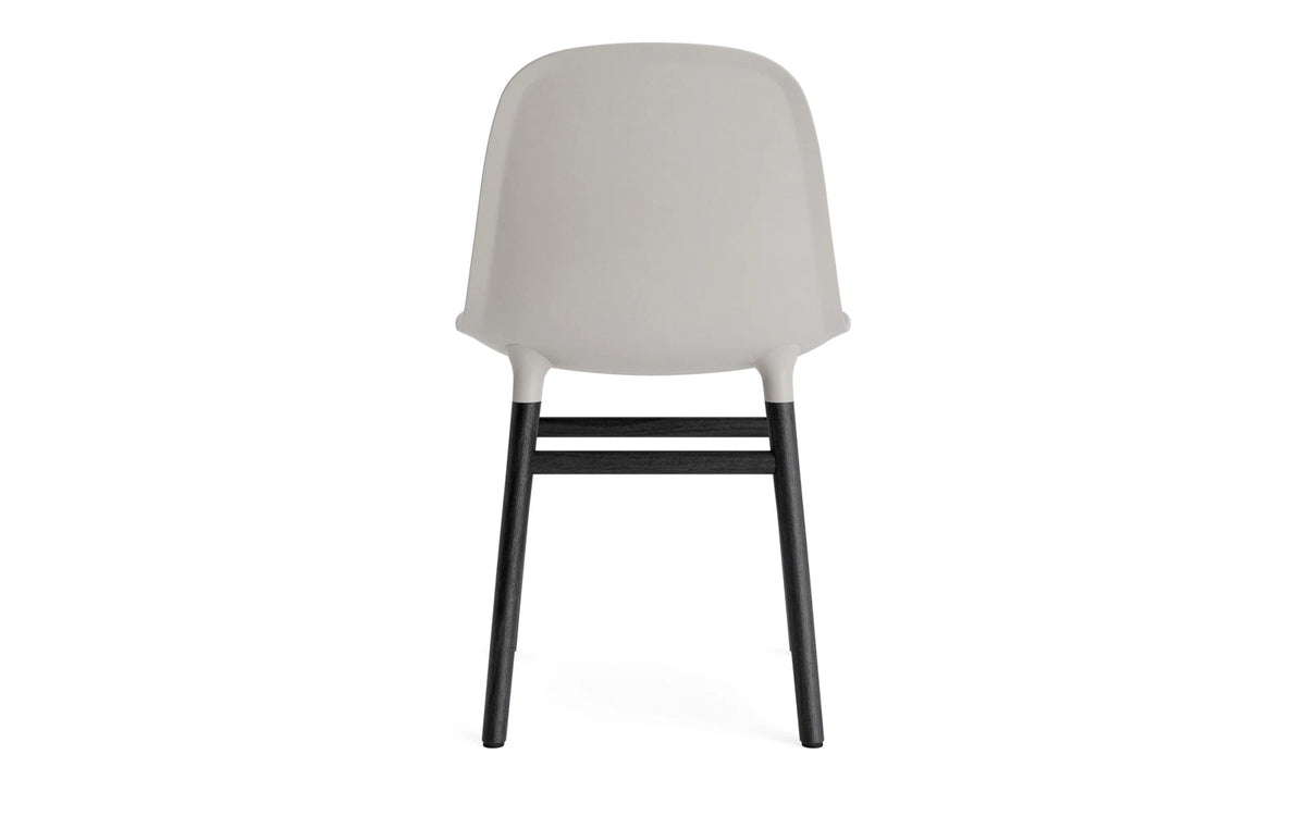 Form Stuhl Warmes Grau/schwarz in Warmes Grau präsentiert im Onlineshop von KAQTU Design AG. Stuhl ist von Normann Copenhagen