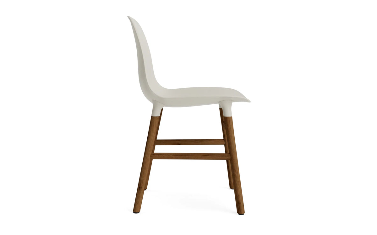 Form Stuhl Hellgrau/Walnuss in Hellgrau mit Walnuss präsentiert im Onlineshop von KAQTU Design AG. Stuhl ist von Normann Copenhagen