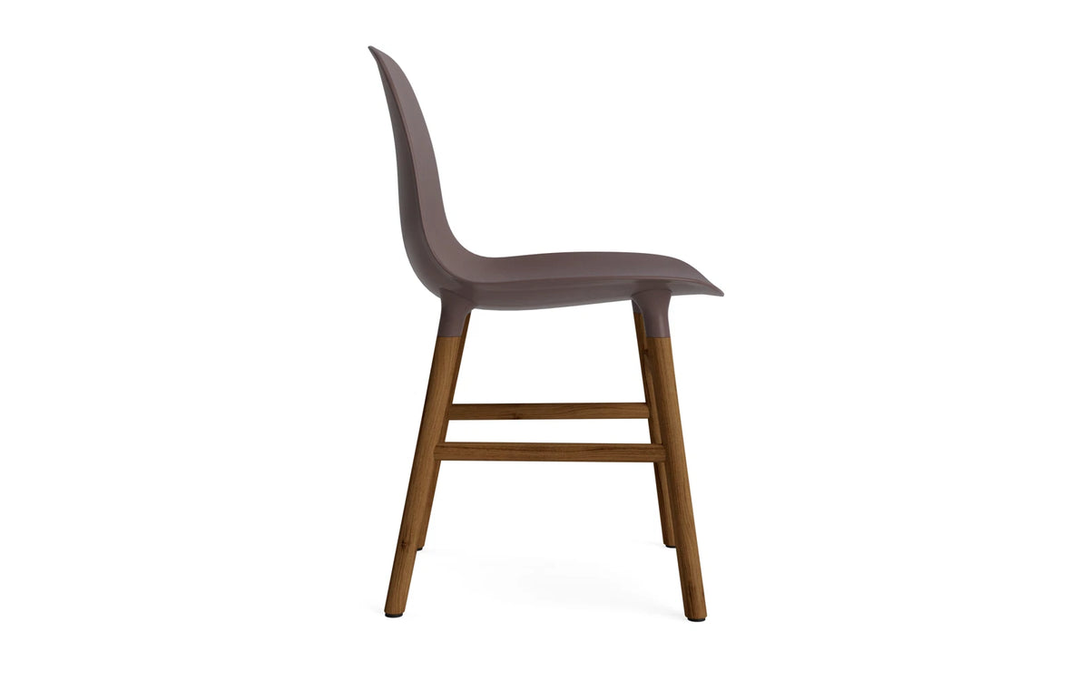 Form Stuhl Braun/Walnuss in Braun mit Walnuss präsentiert im Onlineshop von KAQTU Design AG. Stuhl ist von Normann Copenhagen