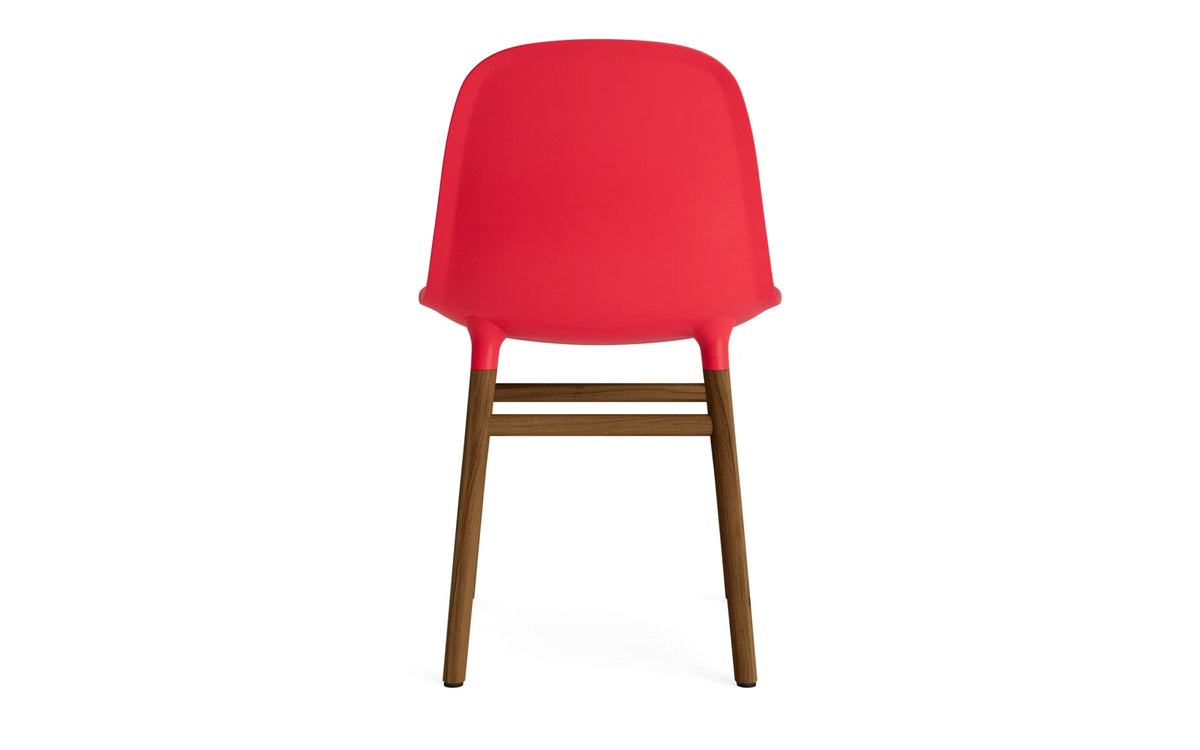 Form Stuhl Leuchtendes Rot/Walnuss in Leuchtendes Rot mit Walnuss präsentiert im Onlineshop von KAQTU Design AG. Stuhl ist von Normann Copenhagen