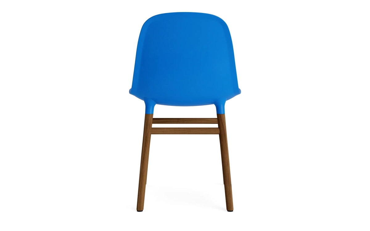 Form Stuhl Leuchtendes Blau/Walnuss in Leuchtendes Blau mit Walnuss präsentiert im Onlineshop von KAQTU Design AG. Stuhl ist von Normann Copenhagen