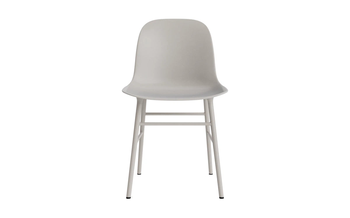 Form Stuhl Warmes Grau in Warmes Grau präsentiert im Onlineshop von KAQTU Design AG. Stuhl ist von Normann Copenhagen