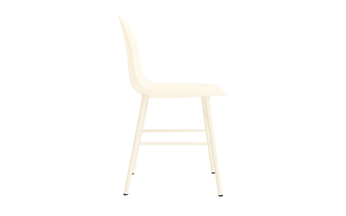 Form Stuhl Creme in Creme präsentiert im Onlineshop von KAQTU Design AG. Stuhl ist von Normann Copenhagen