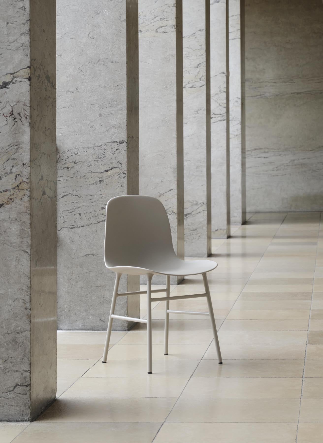 Form Stuhl Hellgrau/Chrom in  präsentiert im Onlineshop von KAQTU Design AG. Stuhl ist von Normann Copenhagen