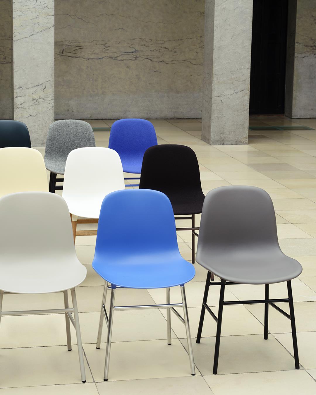 Form Stuhl Creme/Chrom in  präsentiert im Onlineshop von KAQTU Design AG. Stuhl ist von Normann Copenhagen