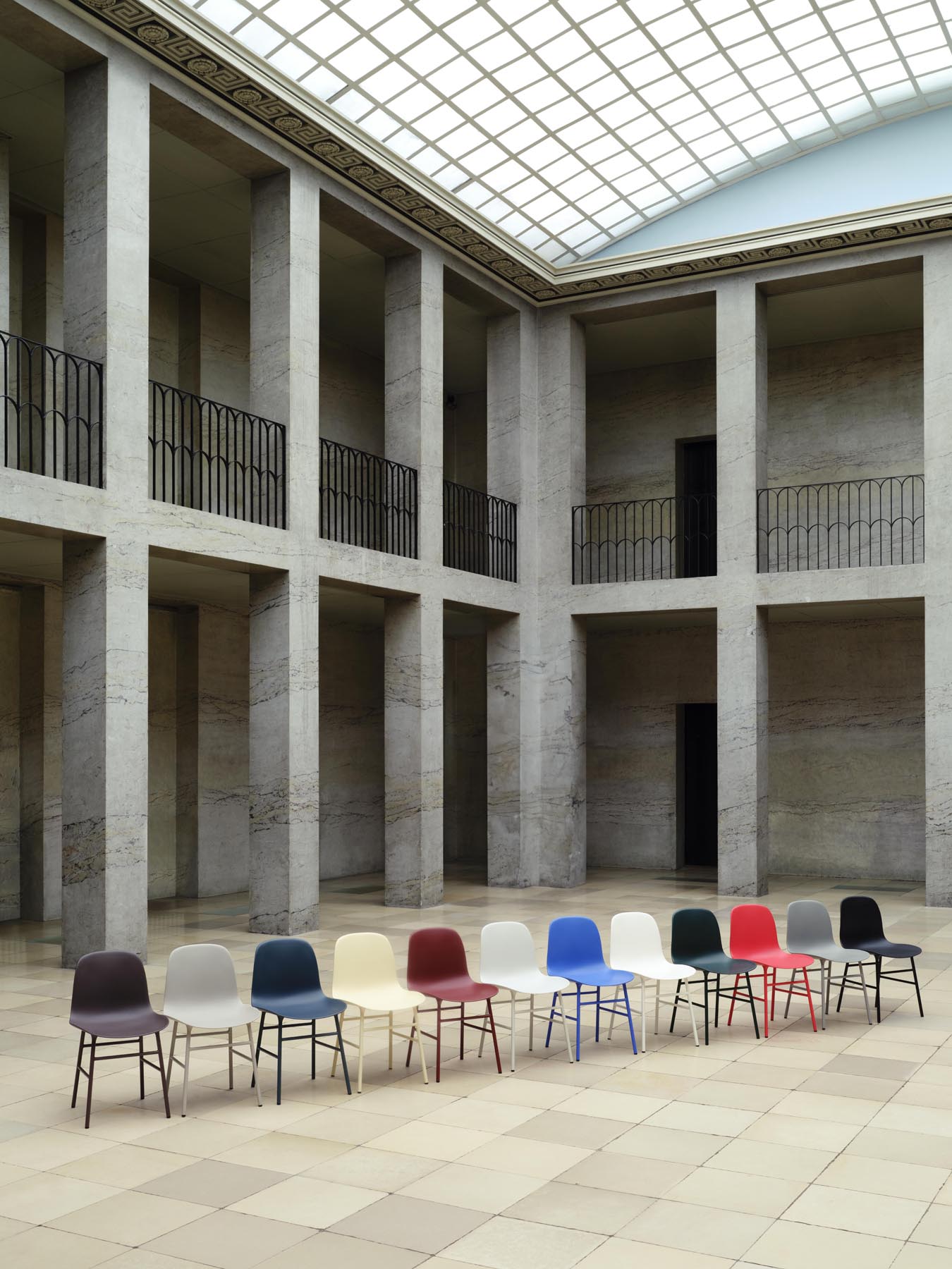 Form Stuhl Creme/Chrom in  präsentiert im Onlineshop von KAQTU Design AG. Stuhl ist von Normann Copenhagen