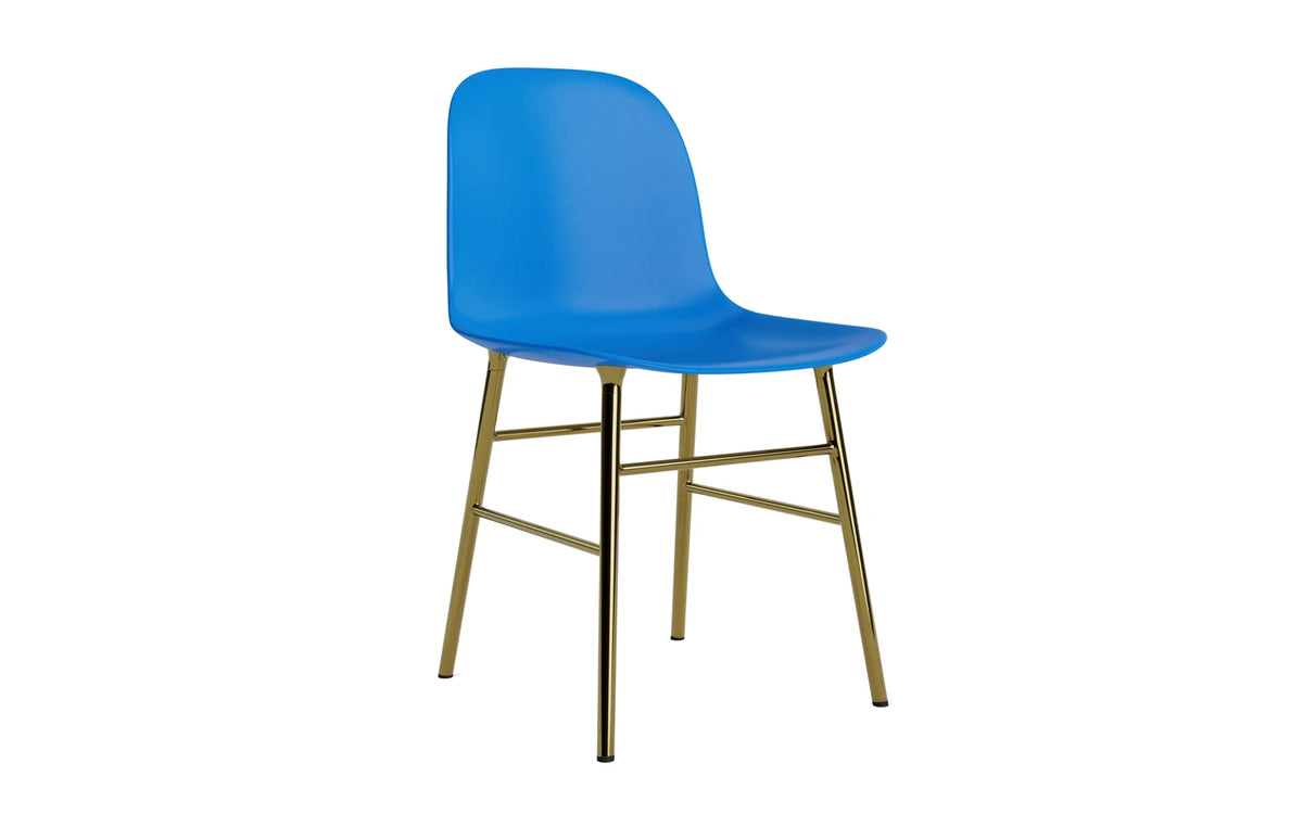 Form Stuhl Messing Leuchtendes Blau in Leuchtendes Blau präsentiert im Onlineshop von KAQTU Design AG. Stuhl ist von Normann Copenhagen