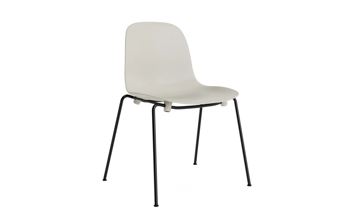 Form Stapelstuhl Schwartz Stahl Hellgrau in Hellgrau präsentiert im Onlineshop von KAQTU Design AG. Stuhl ist von Normann Copenhagen