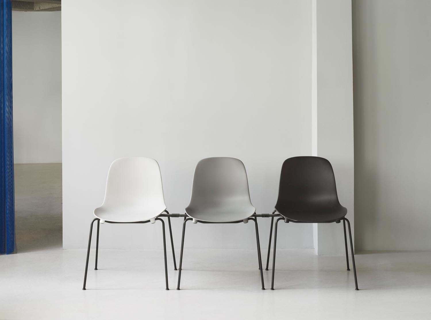 Form Stapelstuhl Schwartz Stahl Braun in  präsentiert im Onlineshop von KAQTU Design AG. Stuhl ist von Normann Copenhagen