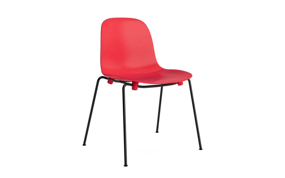 Form Stapelstuhl Schwartz Stahl Leuchtendes Rot in Leuchtendes Rot präsentiert im Onlineshop von KAQTU Design AG. Stuhl ist von Normann Copenhagen