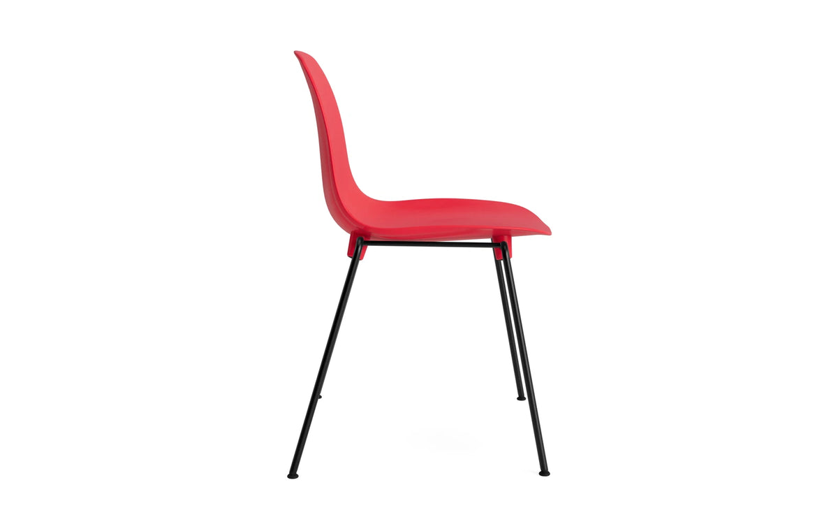 Form Stapelstuhl Schwartz Stahl Leuchtendes Rot in Leuchtendes Rot präsentiert im Onlineshop von KAQTU Design AG. Stuhl ist von Normann Copenhagen