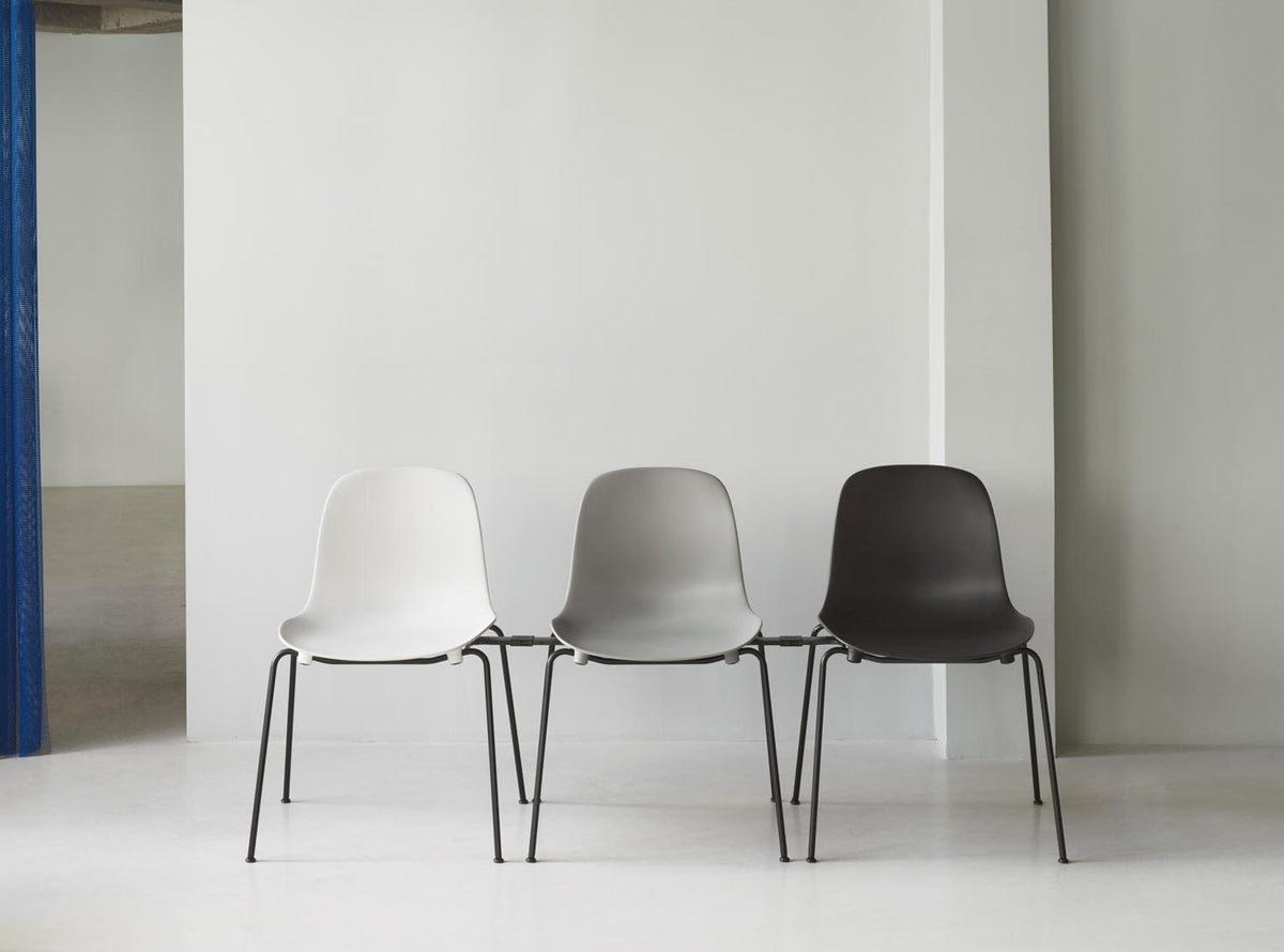 Form Stapelstuhl Schwartz Stahl Leuchtendes Rot in Leuchtendes Rot präsentiert im Onlineshop von KAQTU Design AG. Stuhl ist von Normann Copenhagen