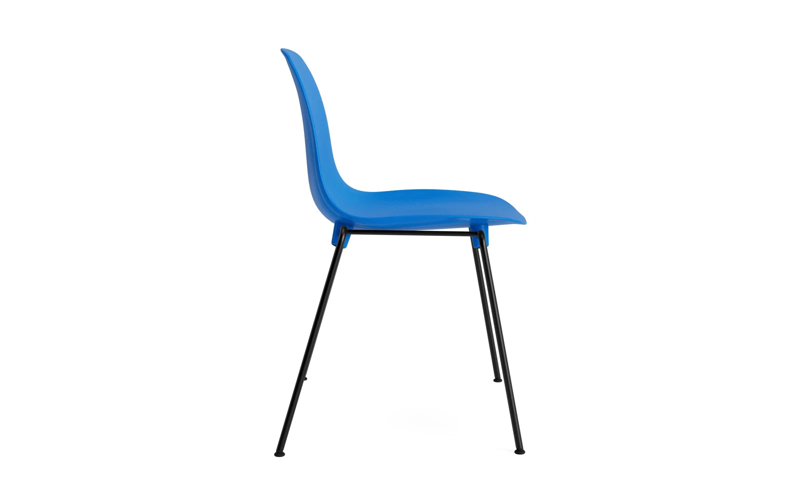 Form Stapelstuhl Schwartz Stahl Leuchtendes Blau in  präsentiert im Onlineshop von KAQTU Design AG. Stuhl ist von Normann Copenhagen