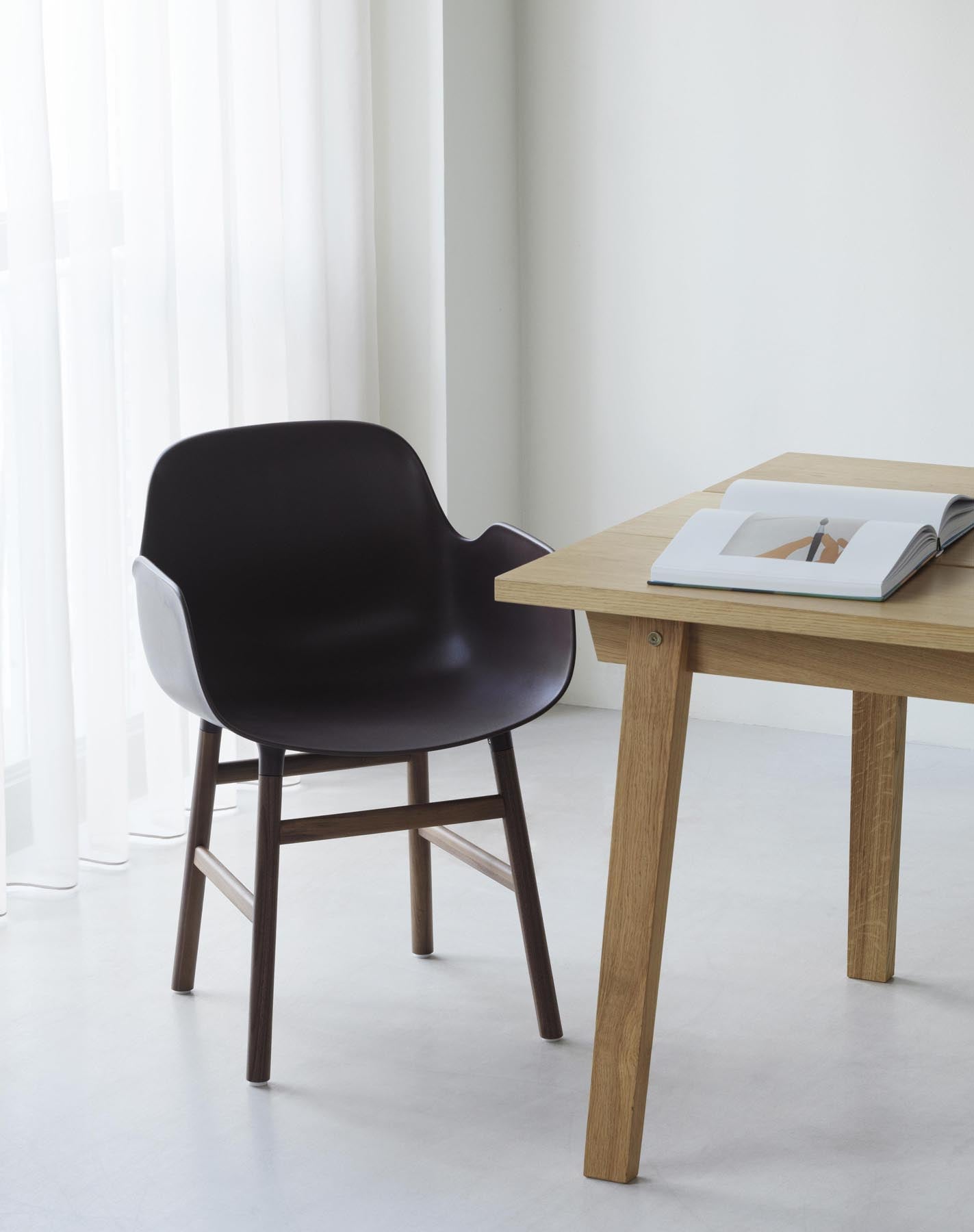 Form Lehnstuhl Eiche Hellgrau in  präsentiert im Onlineshop von KAQTU Design AG. Stuhl mit Armlehne ist von Normann Copenhagen