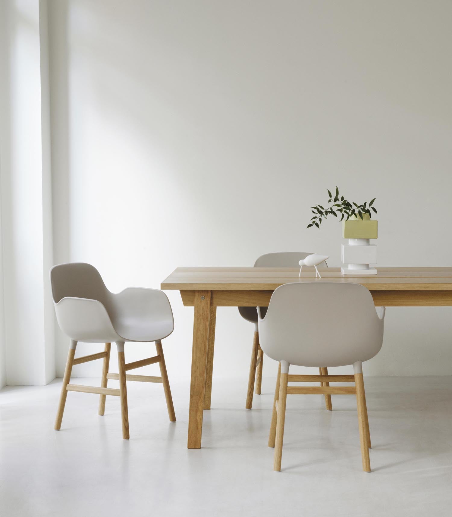 Form Lehnstuhl Eiche Hellgrau in  präsentiert im Onlineshop von KAQTU Design AG. Stuhl mit Armlehne ist von Normann Copenhagen