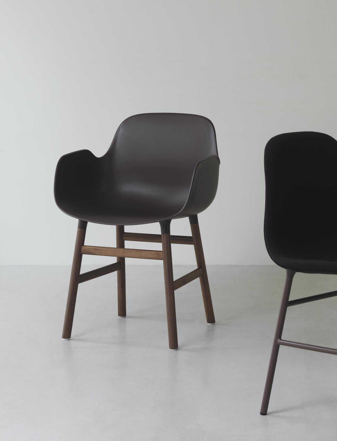 Form Lehnstuhl Eiche Warmes grau in  präsentiert im Onlineshop von KAQTU Design AG. Stuhl mit Armlehne ist von Normann Copenhagen
