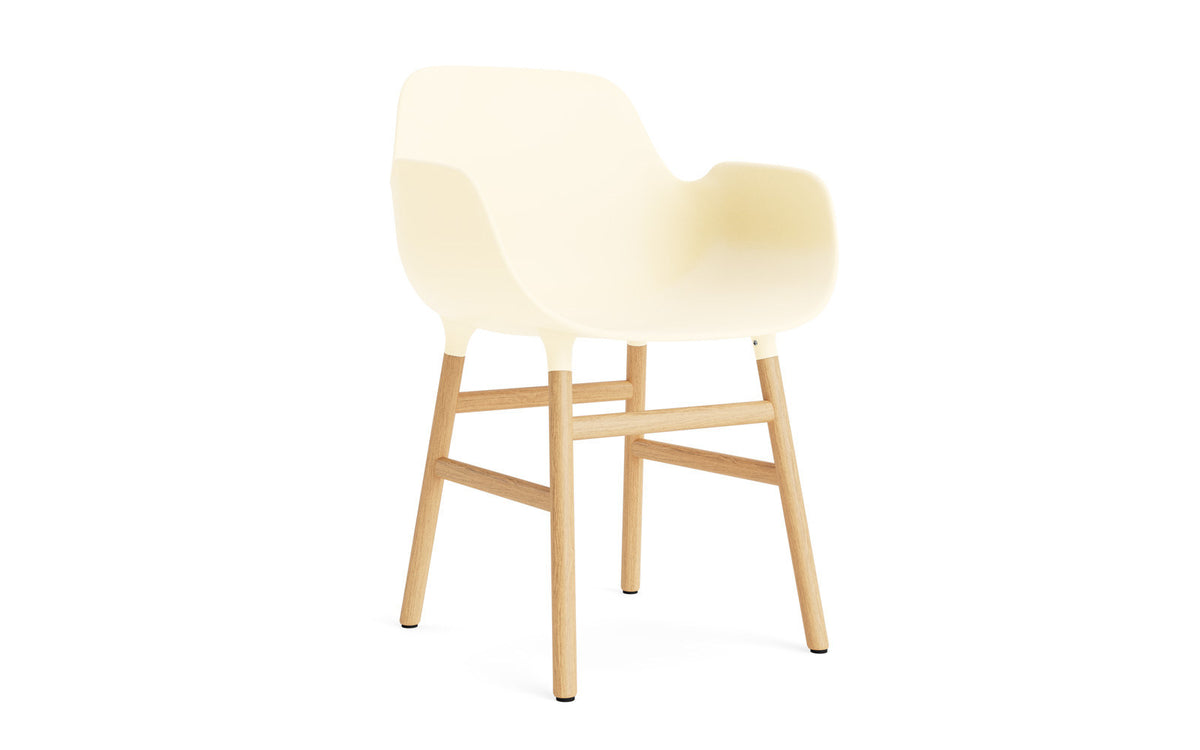 Form Lehnstuhl Eiche Creme in Creme präsentiert im Onlineshop von KAQTU Design AG. Stuhl mit Armlehne ist von Normann Copenhagen