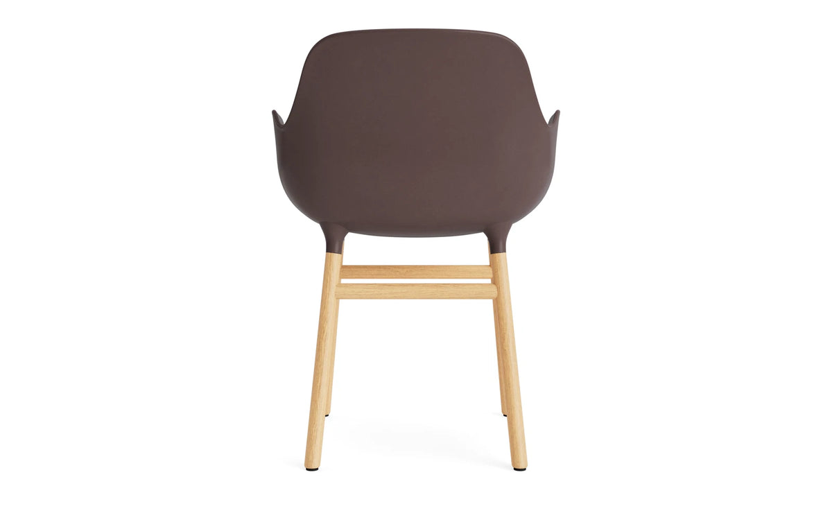 Form Lehnstuhl Eiche Braun in Braun präsentiert im Onlineshop von KAQTU Design AG. Stuhl mit Armlehne ist von Normann Copenhagen