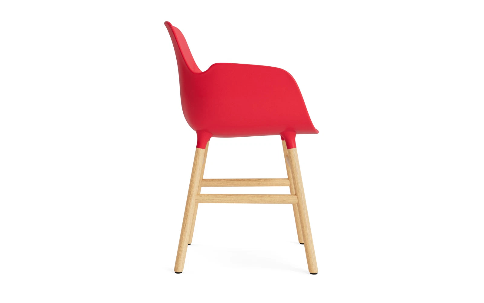 Form Lehnstuhl Eiche Leuchtendes rot in  präsentiert im Onlineshop von KAQTU Design AG. Stuhl mit Armlehne ist von Normann Copenhagen