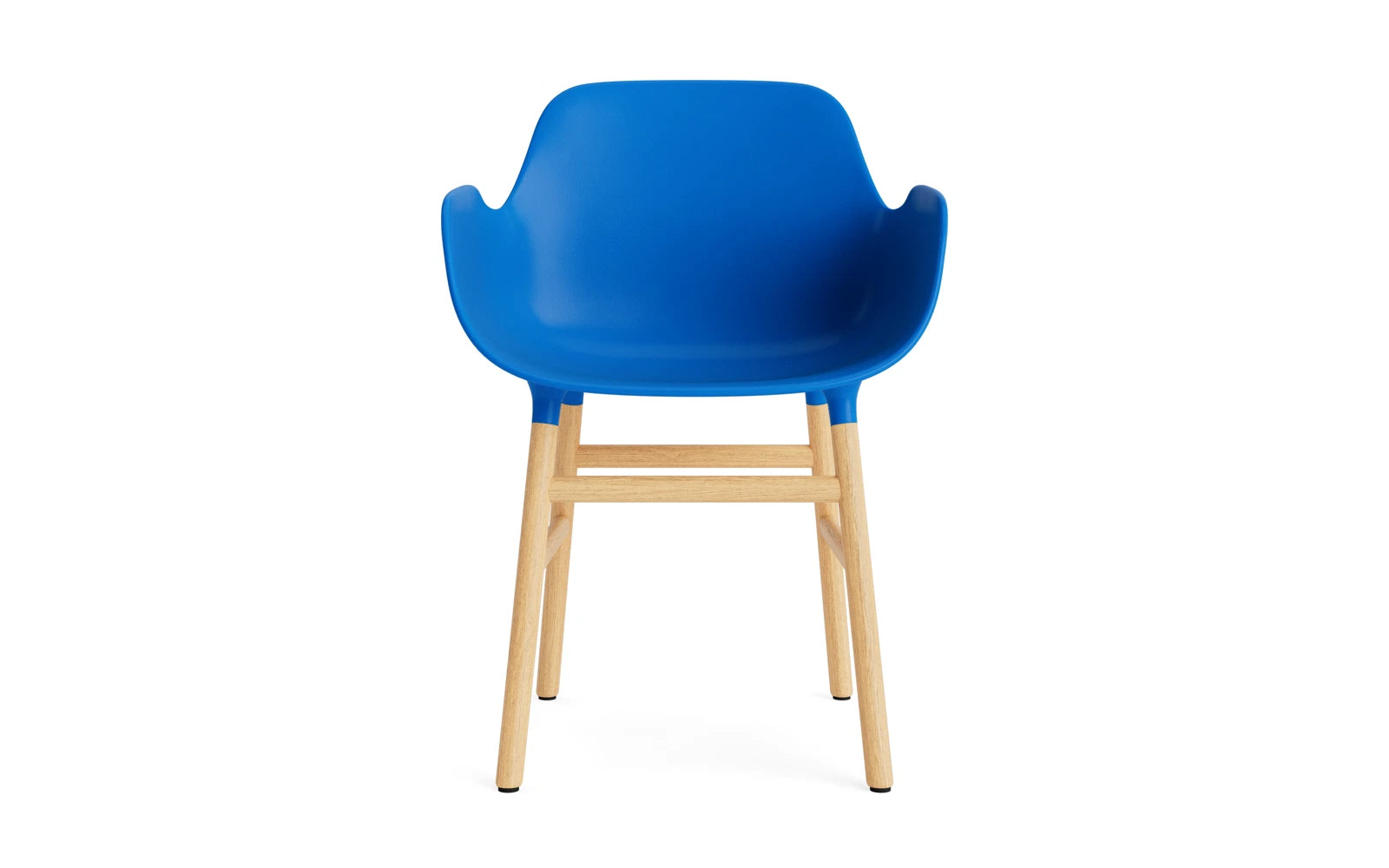 Form Lehnstuhl Eiche Leuchtendes blau in  präsentiert im Onlineshop von KAQTU Design AG. Stuhl mit Armlehne ist von Normann Copenhagen