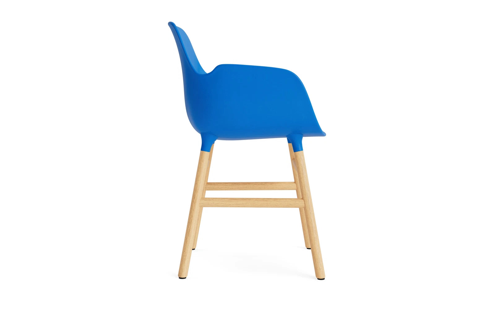 Form Lehnstuhl Eiche Leuchtendes blau in  präsentiert im Onlineshop von KAQTU Design AG. Stuhl mit Armlehne ist von Normann Copenhagen
