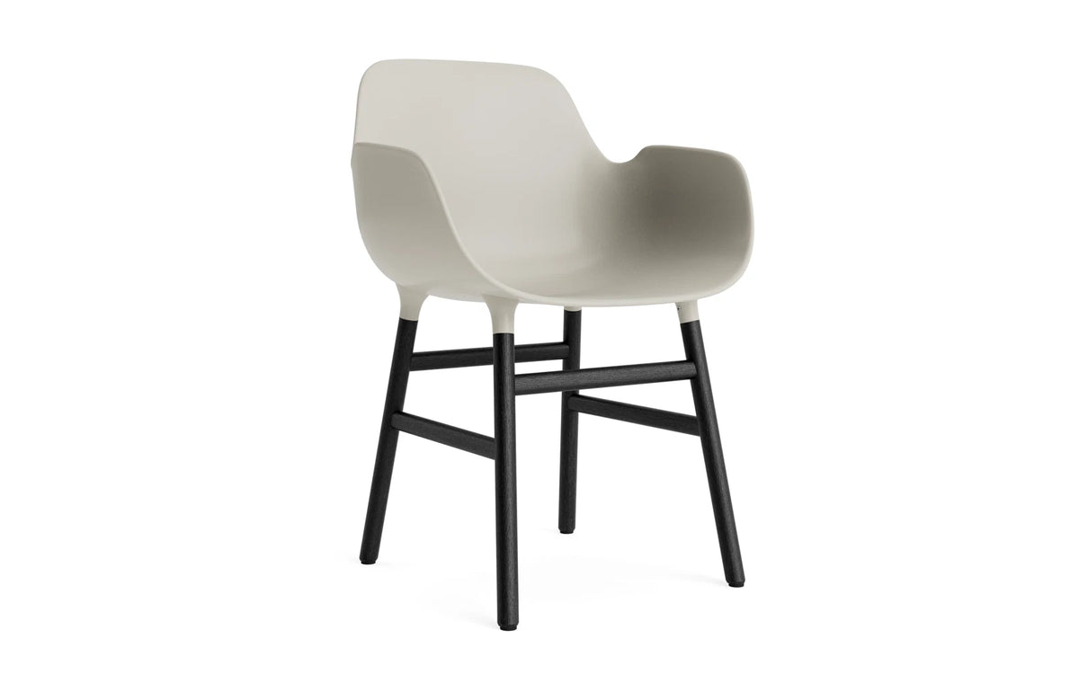 Form Lehnstuhl Hellgrau/schwarz in Hellgrau/schwarz präsentiert im Onlineshop von KAQTU Design AG. Stuhl mit Armlehne ist von Normann Copenhagen