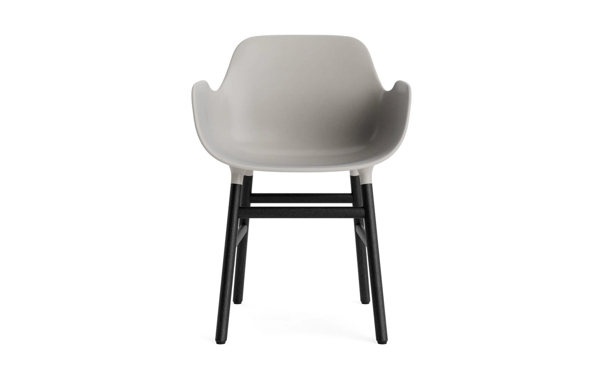 Form Lehnstuhl Warmes Grau/schwarz in Warmes Grau/schwarz präsentiert im Onlineshop von KAQTU Design AG. Stuhl mit Armlehne ist von Normann Copenhagen