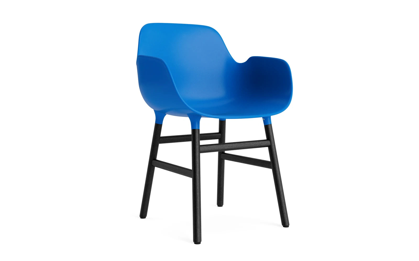 Form Lehnstuhl Leuchtendes Blau/schwarz in  präsentiert im Onlineshop von KAQTU Design AG. Stuhl mit Armlehne ist von Normann Copenhagen