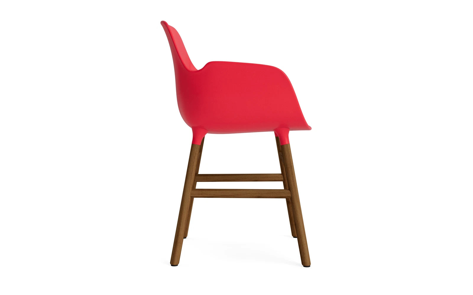 Form Lehnstuhl Leuchtendes rot/Walnuss in  präsentiert im Onlineshop von KAQTU Design AG. Stuhl mit Armlehne ist von Normann Copenhagen